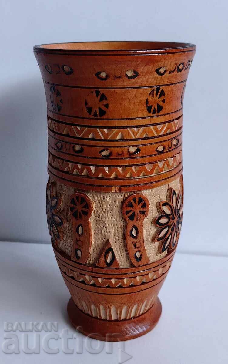 VAZA DIN LEMN PERFECTA CU SCULTURA IN LEMN cu preț 19.00 BGN | € 9.71 VAZA DIN LEMN PERFECTA CU SCULTURA IN LEMN cu preț 19.00 BGN | € 9.71