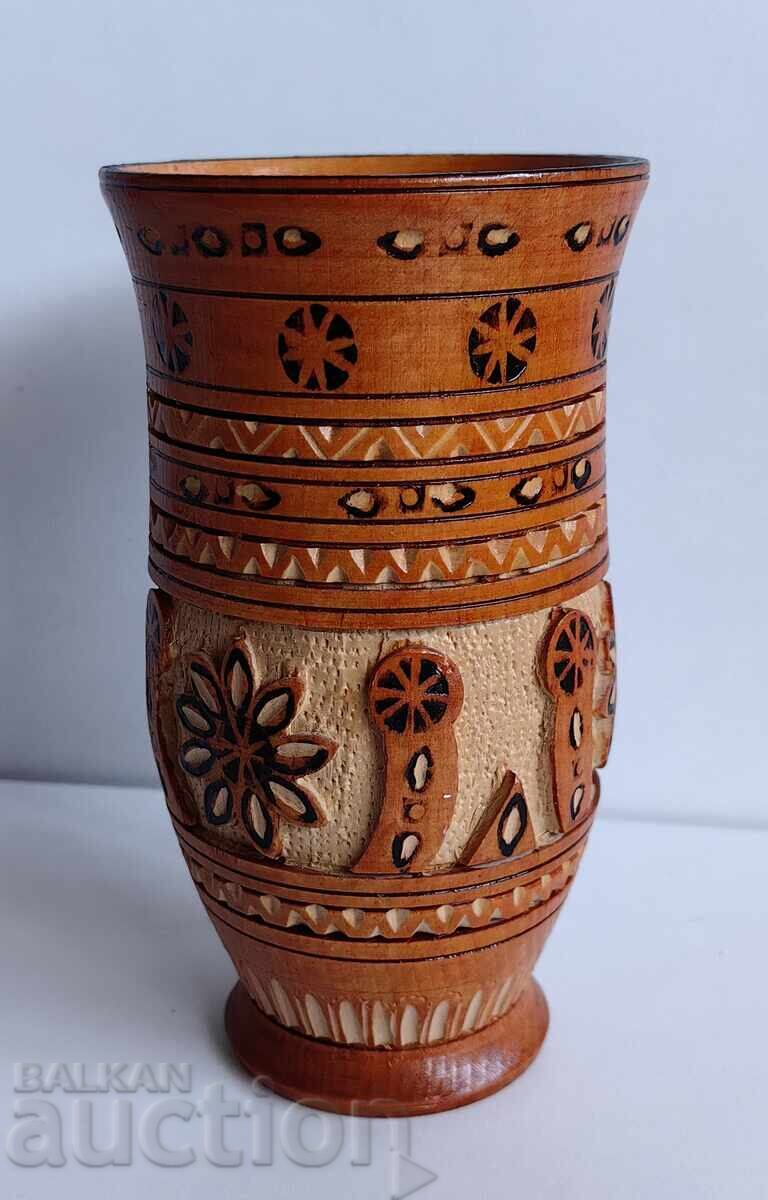 Licitație VAZA DIN LEMN PERFECTA CU SCULTURA IN LEMN Licitație VAZA DIN LEMN PERFECTA CU SCULTURA IN LEMN