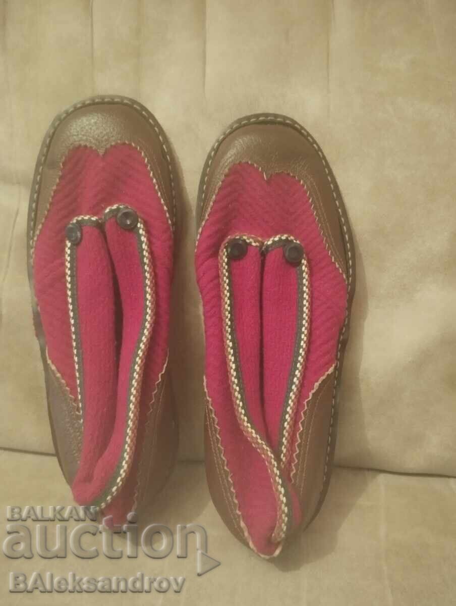 Παλιά ενδιαφέροντα παπούτσια, αχρησιμοποίητα με τιμή 28.00 BGN | € 14.32 Παλιά ενδιαφέροντα παπούτσια, αχρησιμοποίητα με τιμή 28.00 BGN | € 14.32