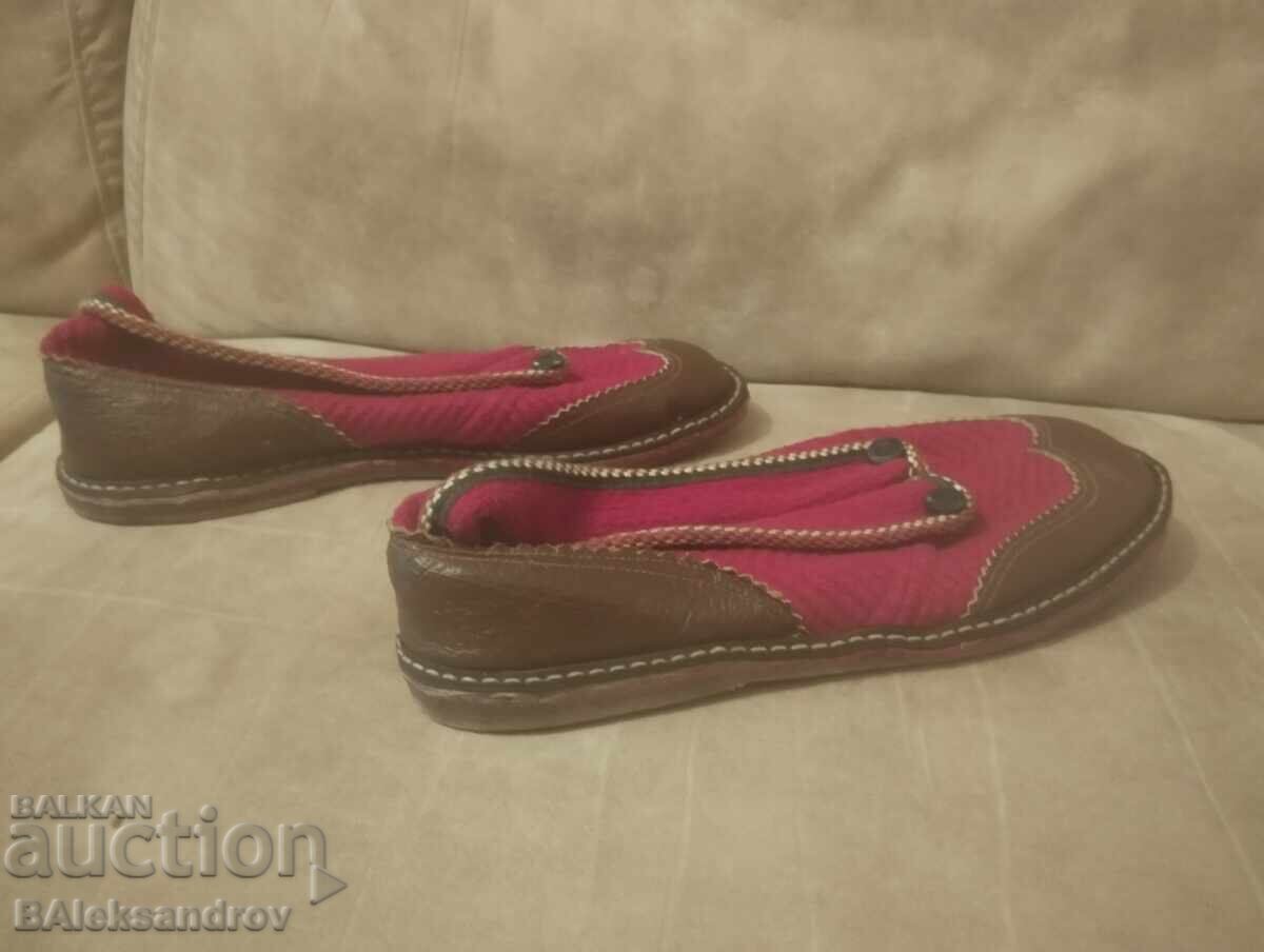 Δημοπρασία Παλιά ενδιαφέροντα παπούτσια, αχρησιμοποίητα Δημοπρασία Παλιά ενδιαφέροντα παπούτσια, αχρησιμοποίητα