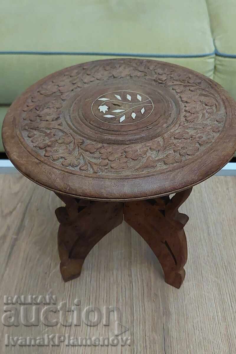 Masa sculptata in lemn din Orient pentru cunoscatori, pliabila cu preț € 50.00 | 97.79 BGN