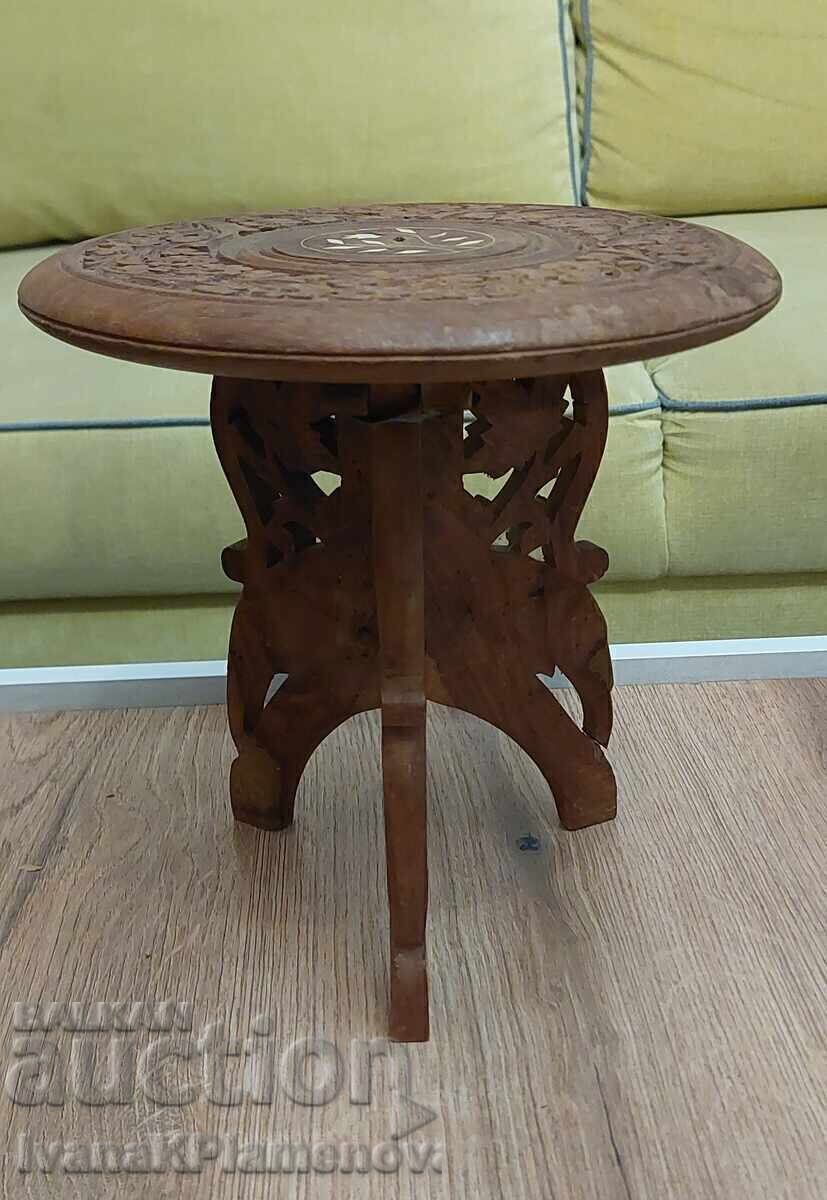 Licitație Masa sculptata in lemn din Orient pentru cunoscatori, pliabila