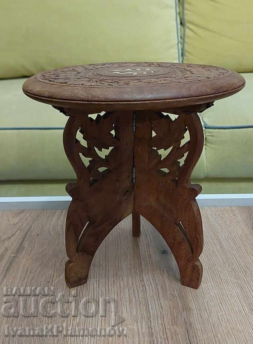 Masa sculptata in lemn din Orient pentru cunoscatori, pliabila
