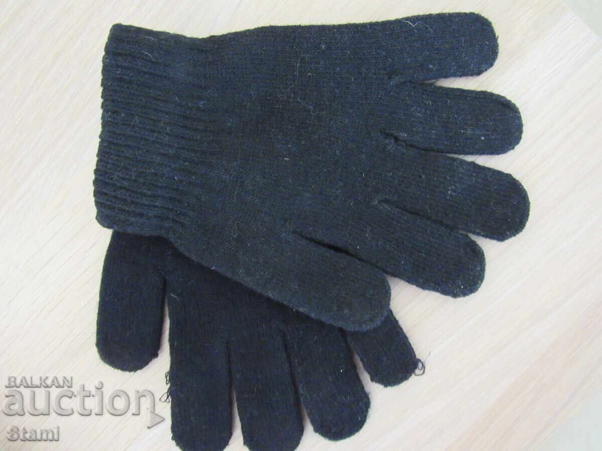 Machine-knitted women's elastic five-finger gloves with price 5.00 BGN | € 2.56 Machine-knitted women's elastic five-finger gloves with price 5.00 BGN | € 2.56