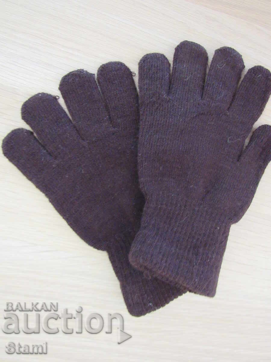Machine-knitted women's elastic five-finger gloves with price 5.00 BGN | € 2.56