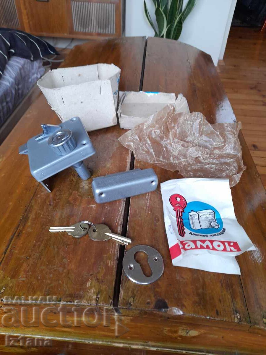 Încuietoare suplimentară veche, zăvor Încuietoare cu preț 65.00 BGN | € 33.23 Încuietoare suplimentară veche, zăvor Încuietoare cu preț 65.00 BGN | € 33.23