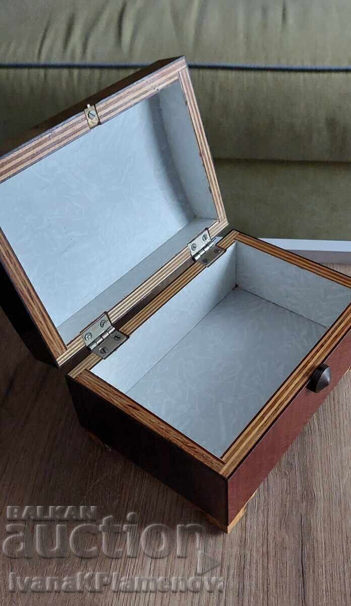 Delivery of Wooden box for collectors, excellent