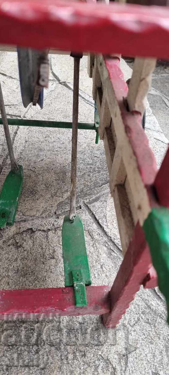 Παλιό ξύλινο μοντέλο. Ένα ξύλινο καρότσι. - 5