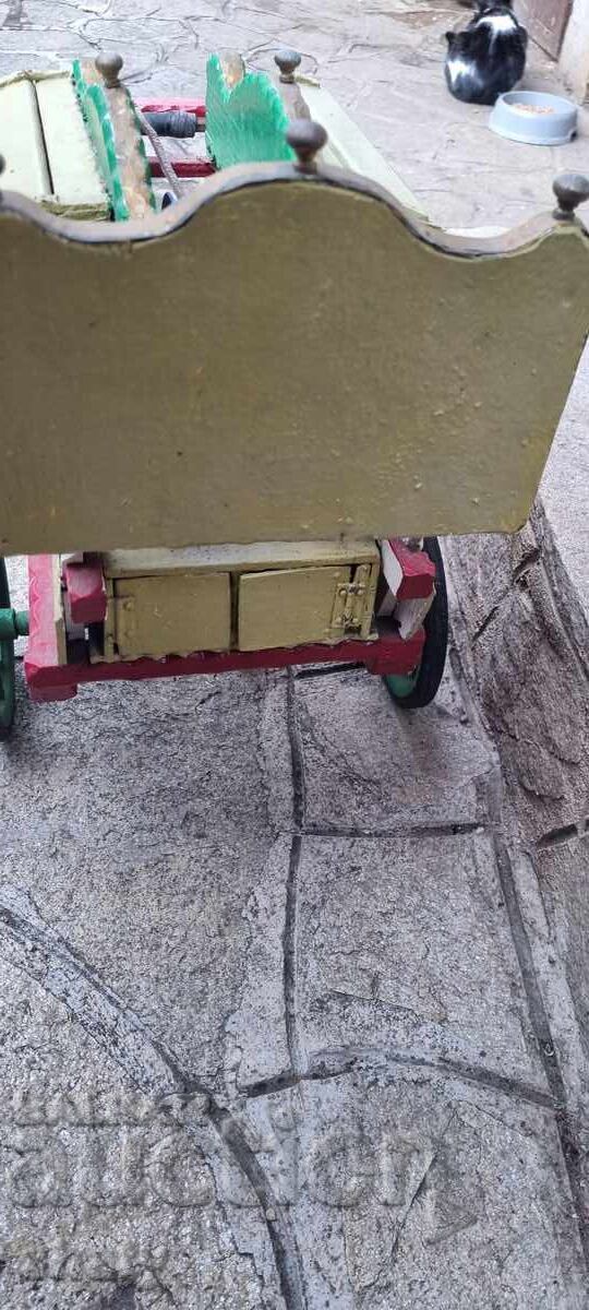 Παλιό ξύλινο μοντέλο. Ένα ξύλινο καρότσι. - 7