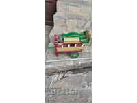 Model vechi din lemn. Un cărucior de lemn.