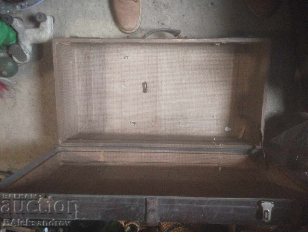 Auction Old large suitcase, Mokawa Auction Old large suitcase, Mokawa