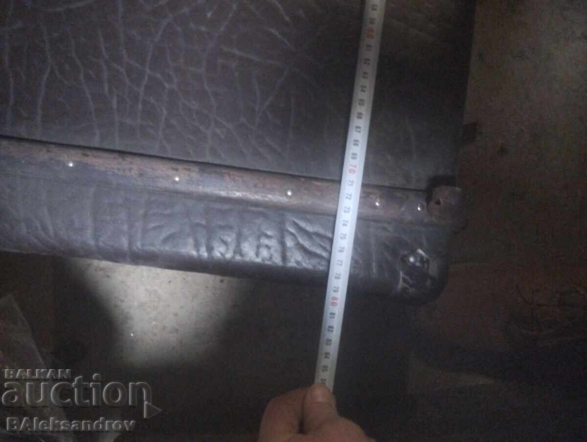 Delivery of Old large suitcase, Mokawa Delivery of Old large suitcase, Mokawa