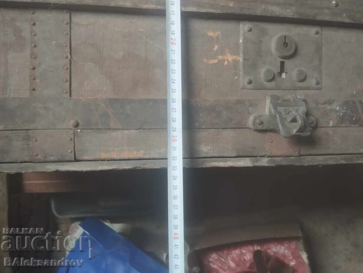 Old large travel suitcase with bronze fittings with price 98.00 BGN | € 50.11 Old large travel suitcase with bronze fittings with price 98.00 BGN | € 50.11
