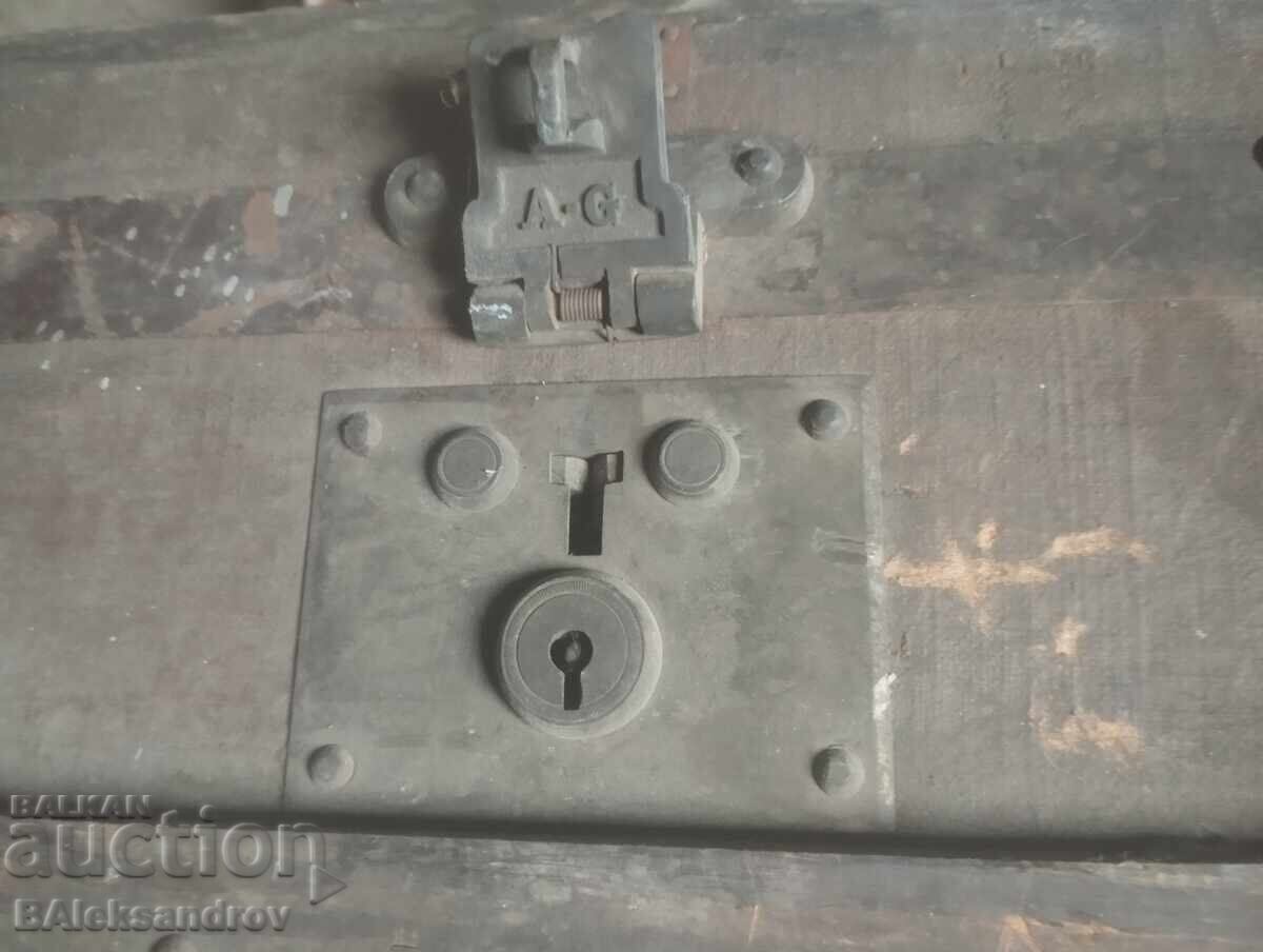 Auction Old large travel suitcase with bronze fittings Auction Old large travel suitcase with bronze fittings