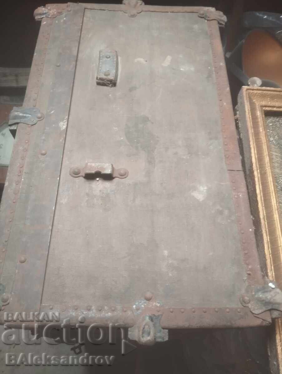 Old large travel suitcase with bronze fittings - 5 Old large travel suitcase with bronze fittings - 5