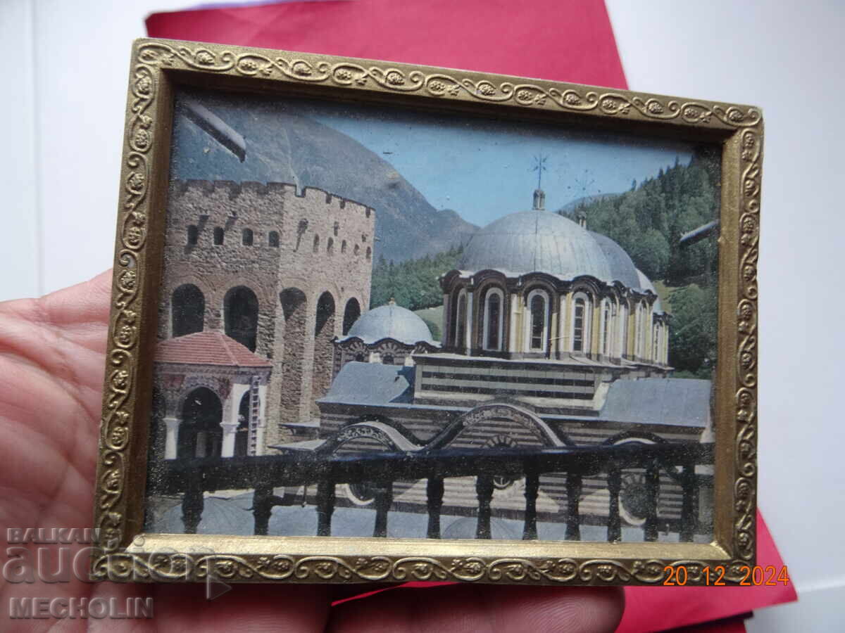 Delivery of COLLECTIBLE PHOTO CARD IN A FRAMED Delivery of COLLECTIBLE PHOTO CARD IN A FRAMED