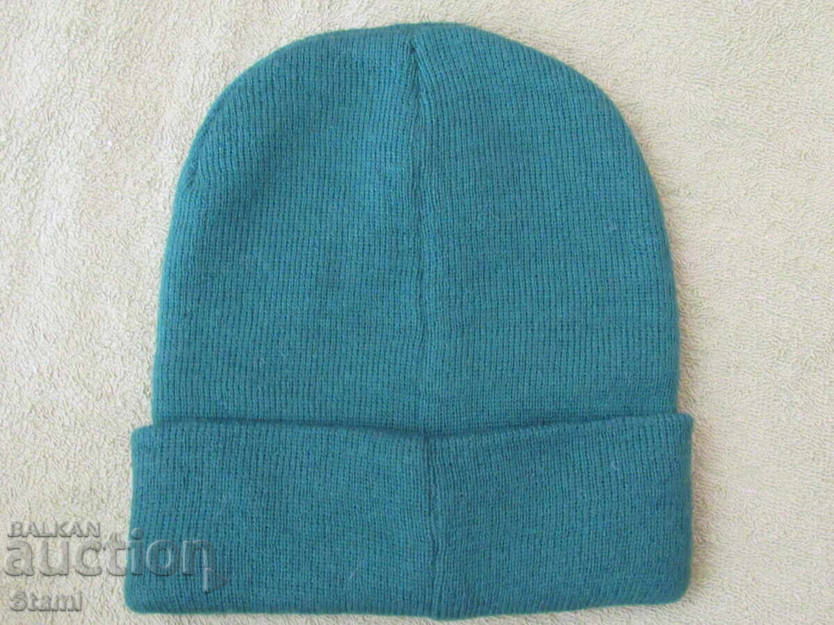 Аукцион Плетена зелена шапка с емблема, нова Аукцион Плетена зелена шапка с емблема, нова