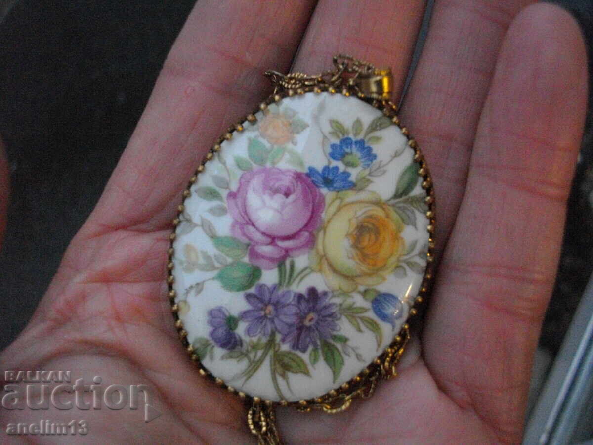 Auction OLD NECKLACE PENDANT PORCELAIN Auction OLD NECKLACE PENDANT PORCELAIN