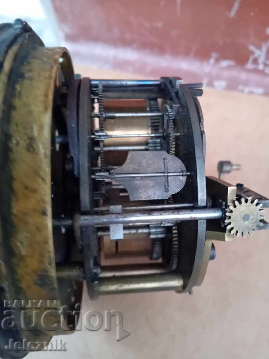 Auction Mechanism for a Mantel Clock France/19th century-Works. Auction Mechanism for a Mantel Clock France/19th century-Works.