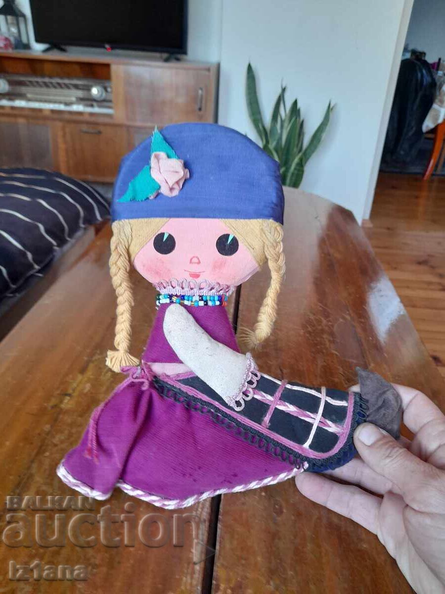 Стара кукла за стена с цена 37.00 лв. | € 18.92 Стара кукла за стена с цена 37.00 лв. | € 18.92