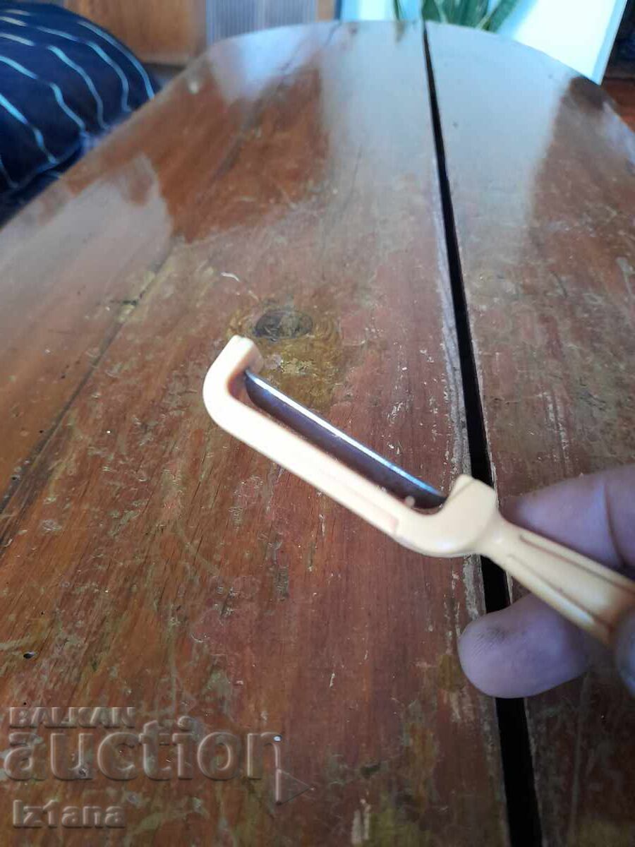 Delivery of Old household peeler