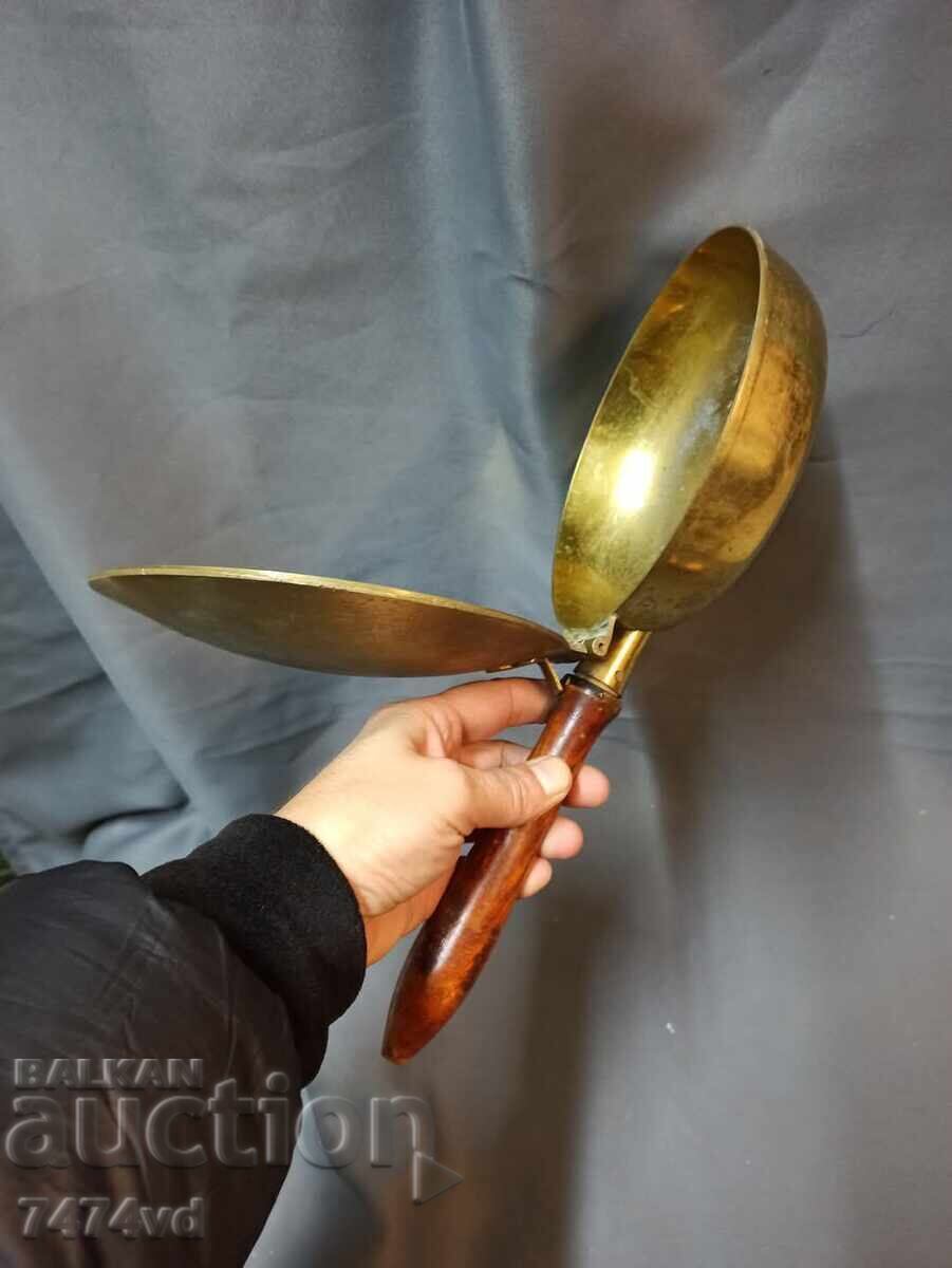 Delivery of Old bronze vessel with lid and wooden handle Delivery of Old bronze vessel with lid and wooden handle