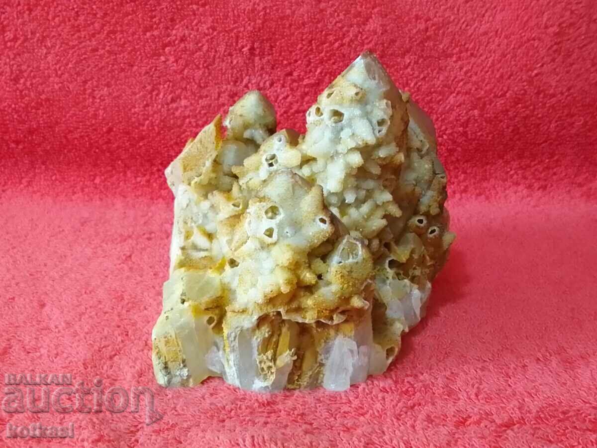 Auction  Semi-precious stone Quartz Druse 987 grams