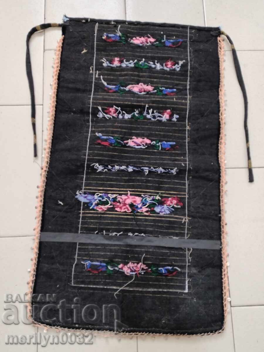 Παράδοση Παλιά υφαντή, κεντητή και κεντητή ποδιά, φορεσιά, σουκμάν