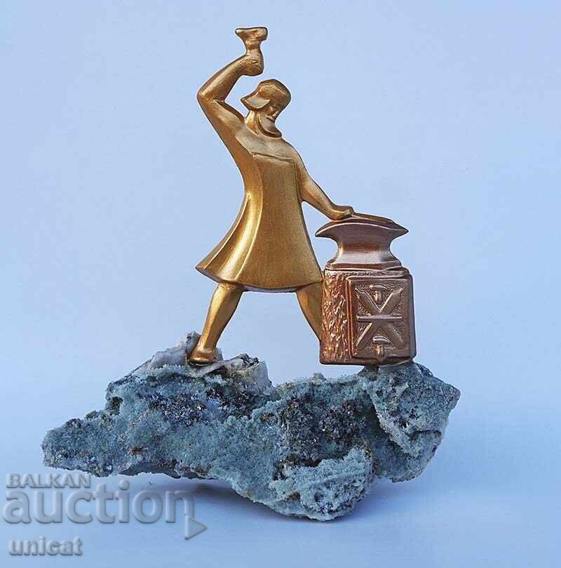 "Forging Swords" The sculpture, a small sculpture. "Forging Swords" The sculpture, a small sculpture.