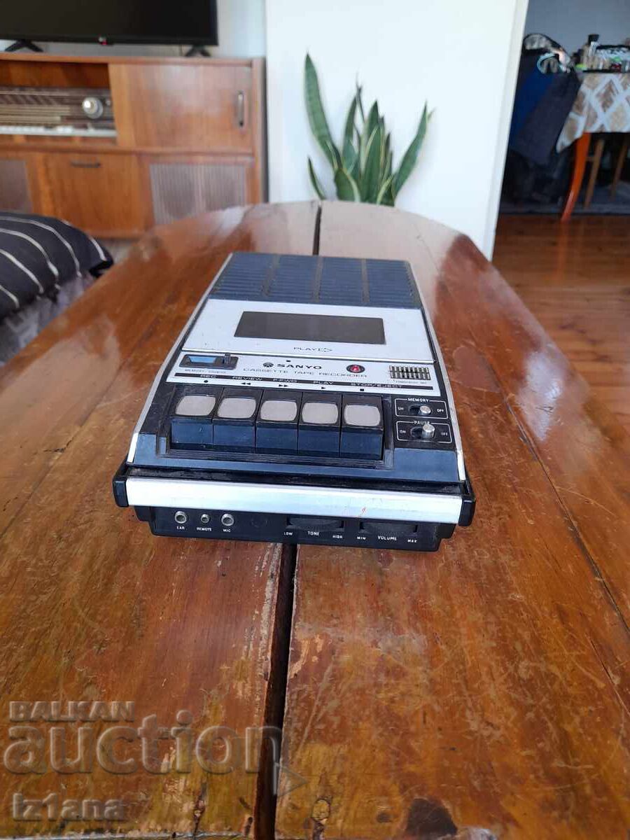 Old Sanyo M2533 cassette player