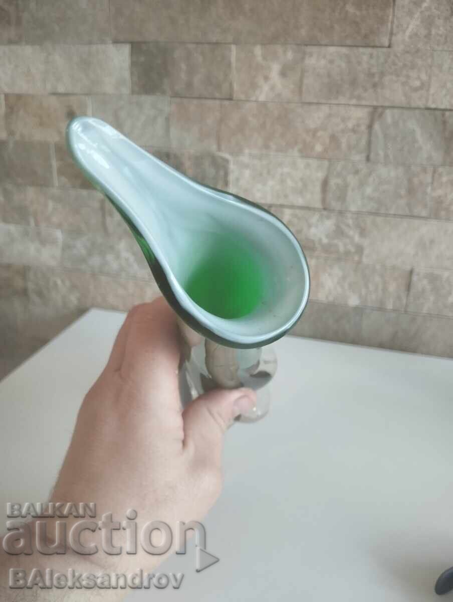 Auction Beautiful vase of colored blown glass Auction Beautiful vase of colored blown glass