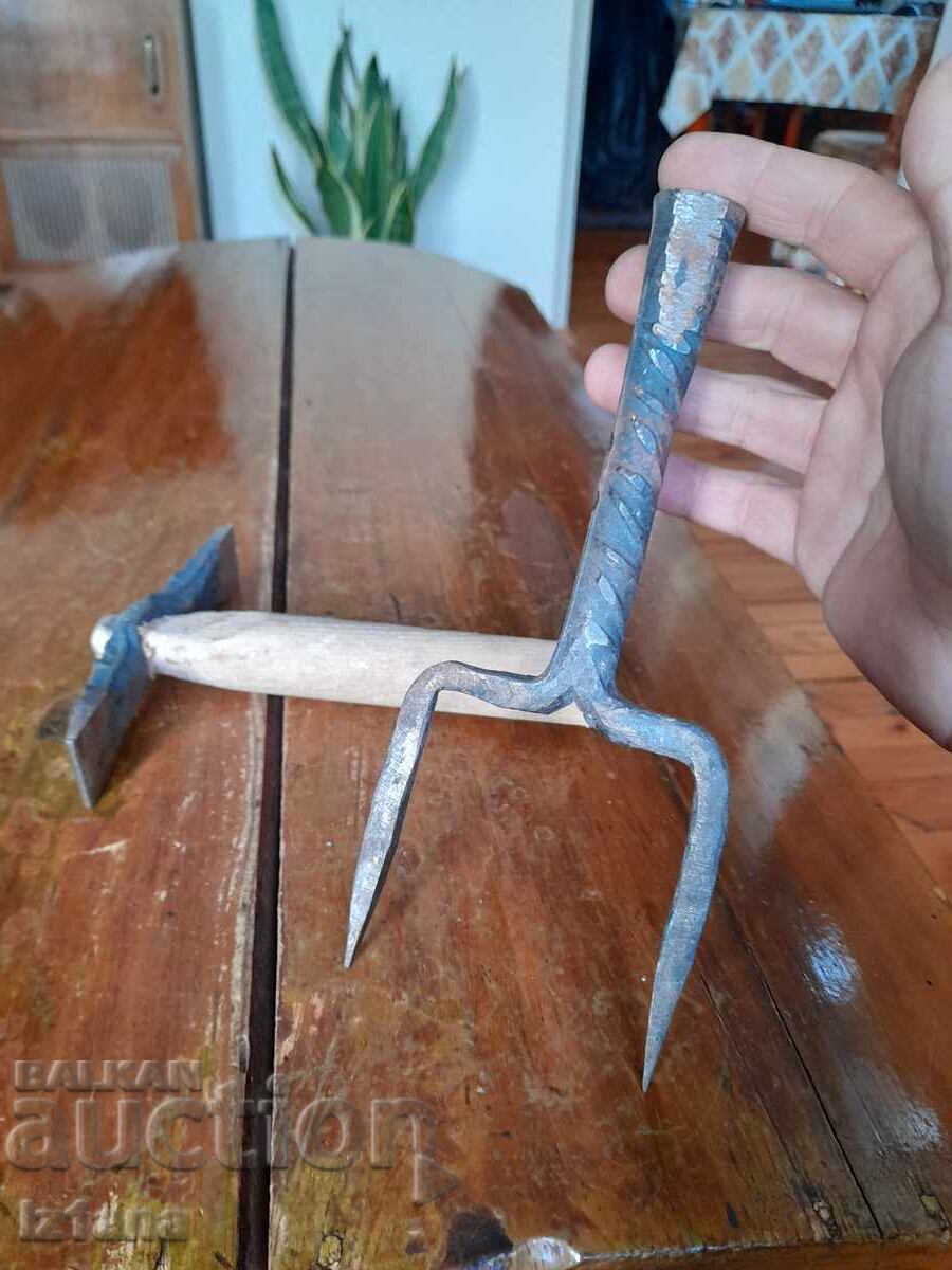 Παλιό σφυρί και αμόνι για κούρεμα μαλλιών με τιμή 55.00 BGN | € 28.12 Παλιό σφυρί και αμόνι για κούρεμα μαλλιών με τιμή 55.00 BGN | € 28.12