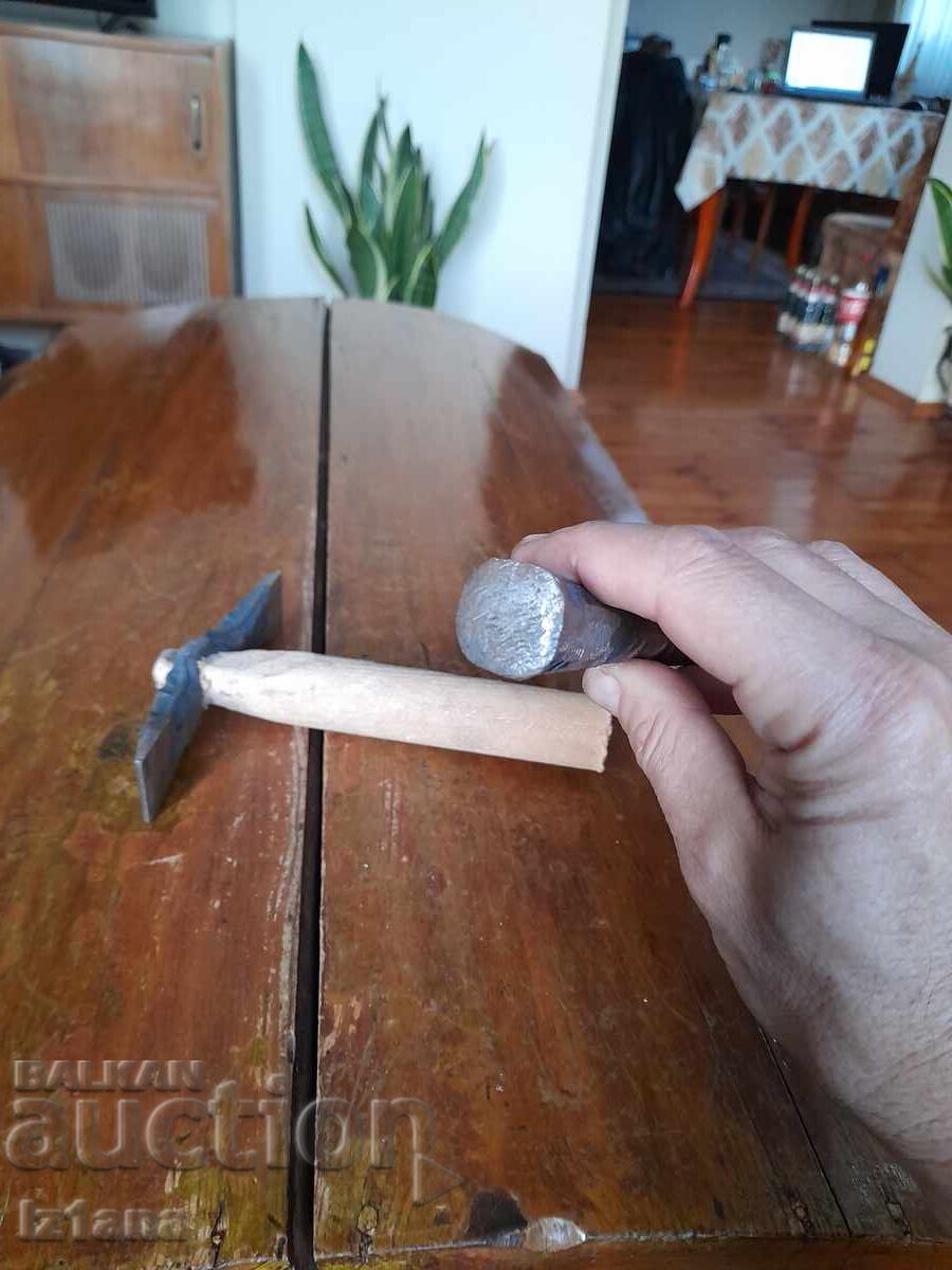 Δημοπρασία Παλιό σφυρί και αμόνι για κούρεμα μαλλιών Δημοπρασία Παλιό σφυρί και αμόνι για κούρεμα μαλλιών