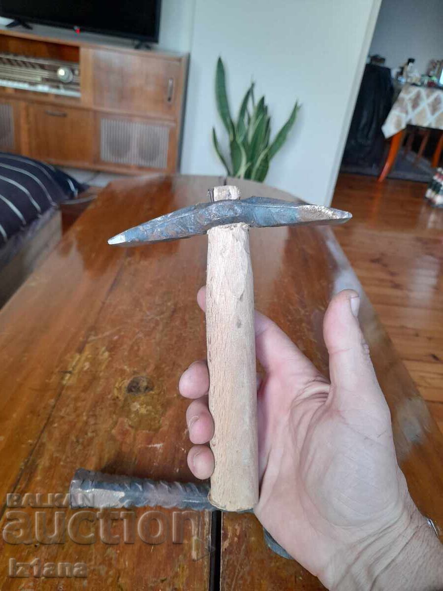 Παράδοση Παλιό σφυρί και αμόνι για κούρεμα μαλλιών Παράδοση Παλιό σφυρί και αμόνι για κούρεμα μαλλιών