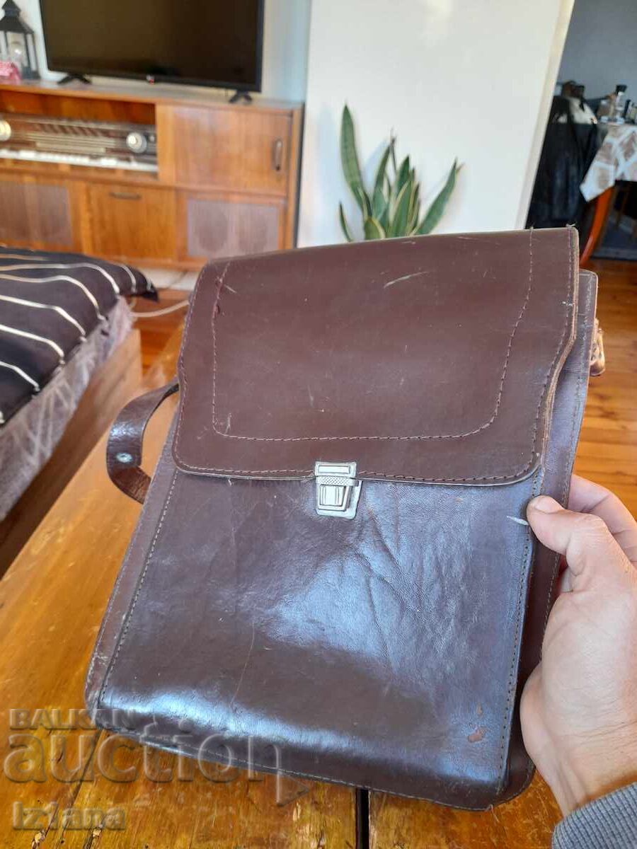 Παλιά δερμάτινη τσάντα με τιμή 55.00 BGN | € 28.12 Παλιά δερμάτινη τσάντα με τιμή 55.00 BGN | € 28.12