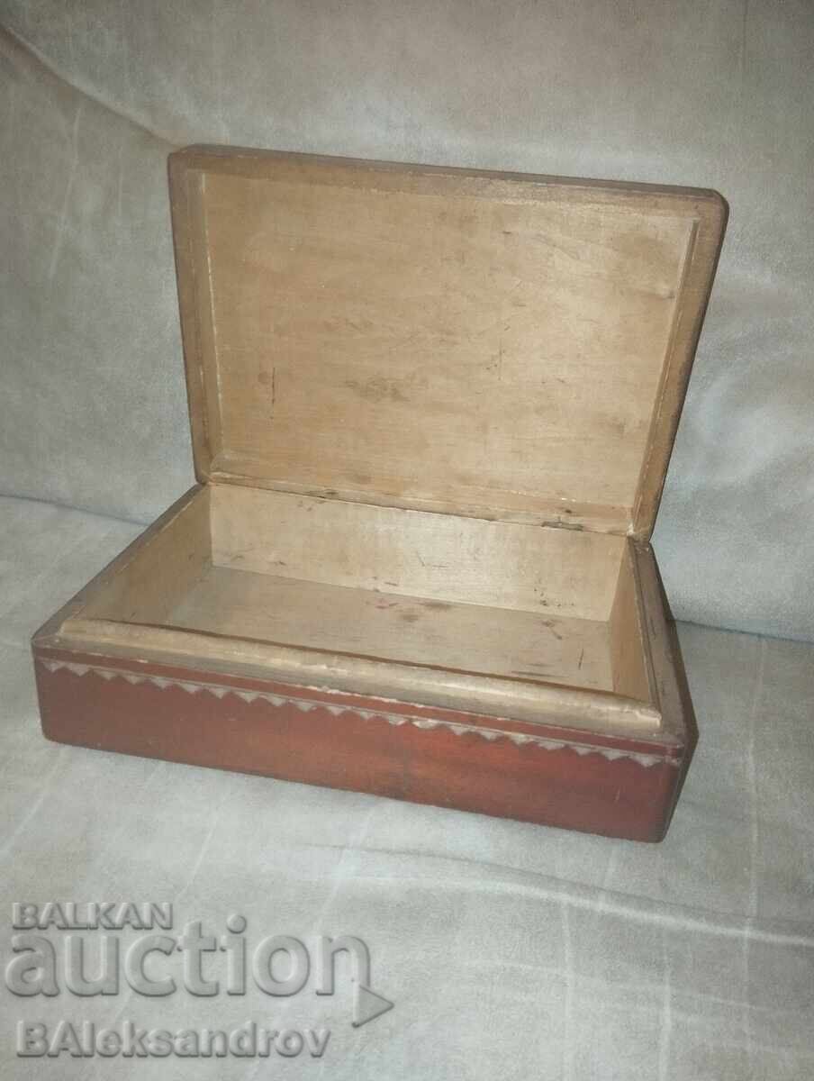 Livrarea Interesanta cutie din lemn sculptat