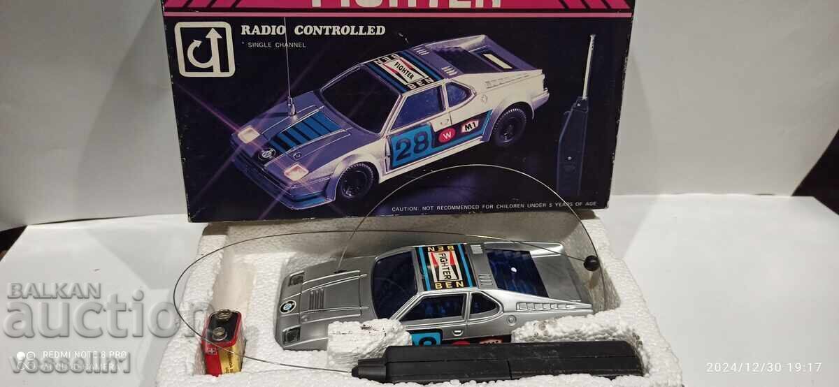 Licitație Cărucior vechi cu telecomandă BMW M1 într-o cutie mașină vintage BMW