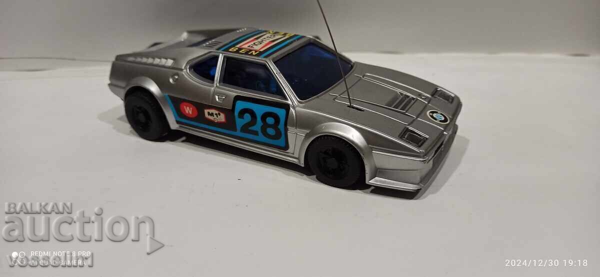 Cărucior vechi cu telecomandă BMW M1 într-o cutie mașină vintage BMW