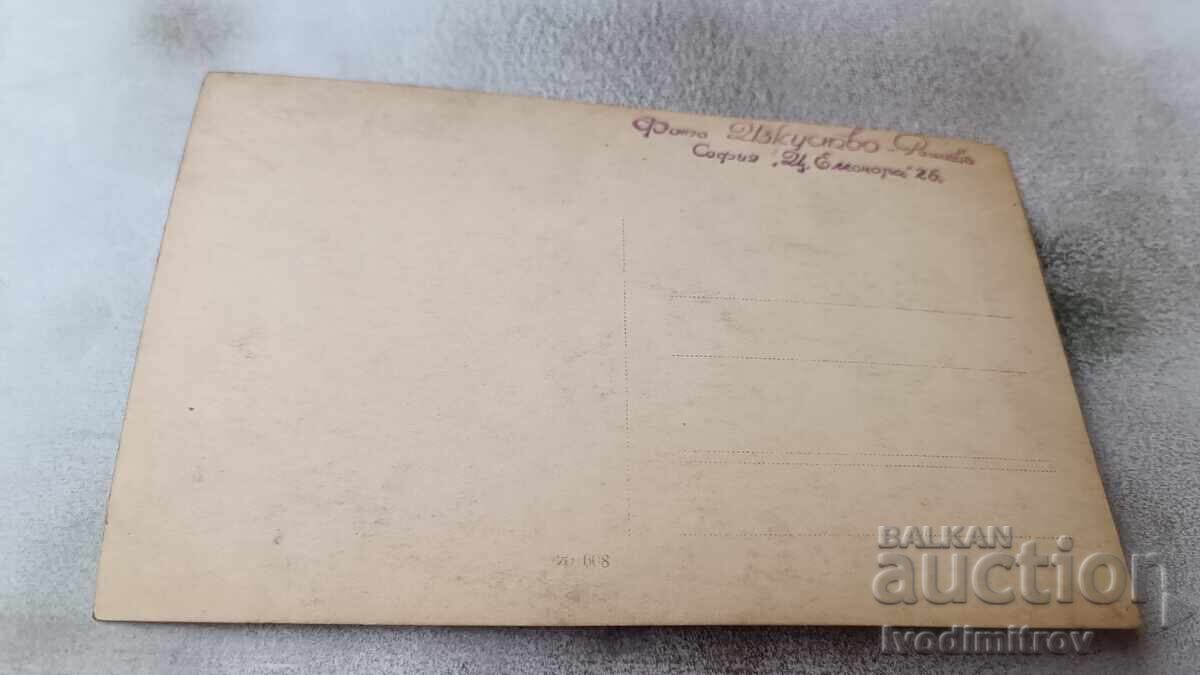 Foto Fată tânără cu preț 1.45 BGN | € 0.74 Foto Fată tânără cu preț 1.45 BGN | € 0.74