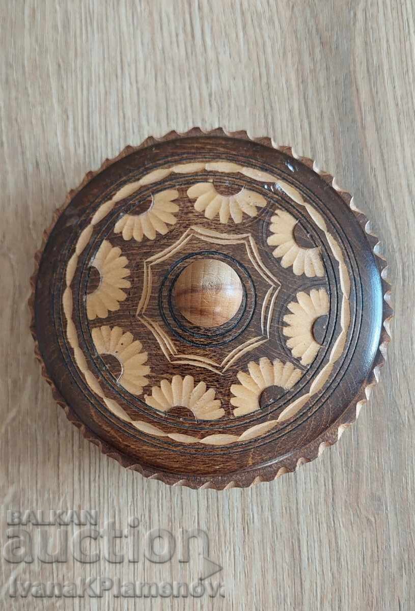 Auction Carving box for collectors Auction Carving box for collectors