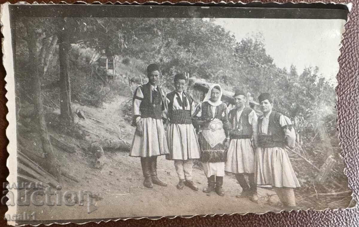 Macedonia Costume Barbat in costum de dama cu preț 19.99 BGN | € 10.22