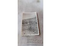 Photo Man and young boy on rocks by a river