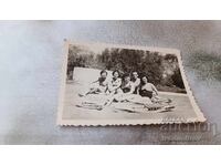 Photo Young men and women on the beach