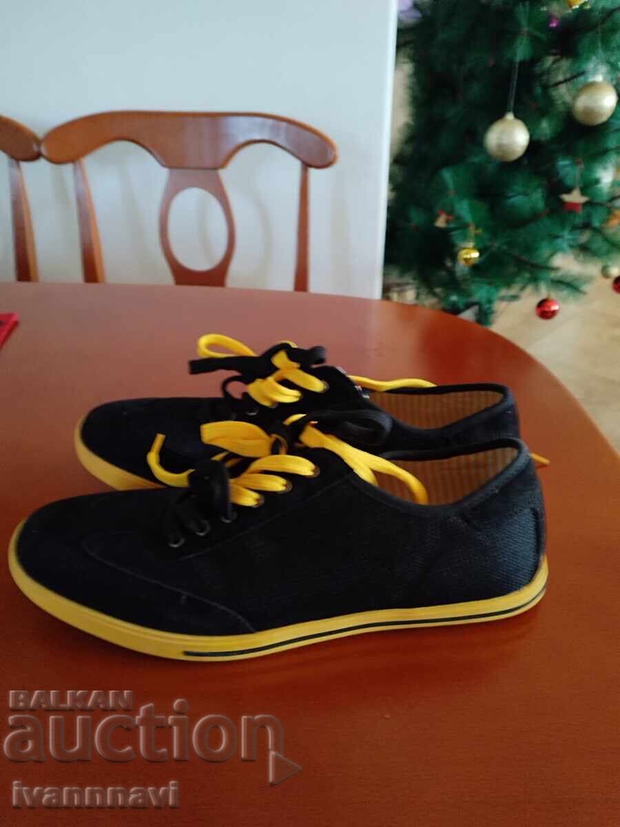 Pantofi sport noi numărul 45