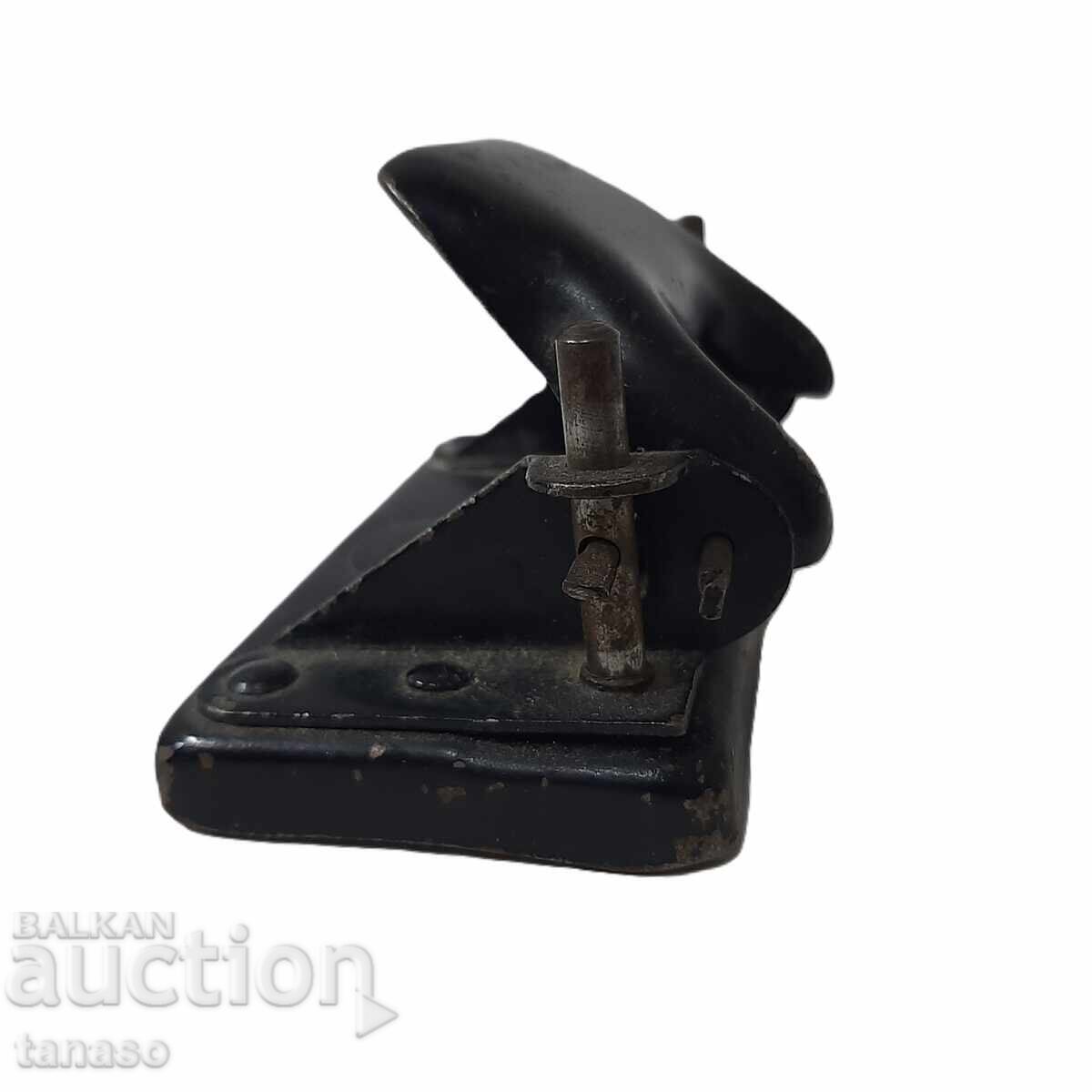 Delivery of Old metal paper punch, early soc (8.1) Delivery of Old metal paper punch, early soc (8.1)