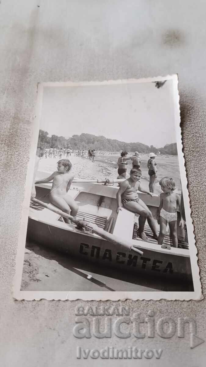 Photo Children in a boat for walks LIFESAVING