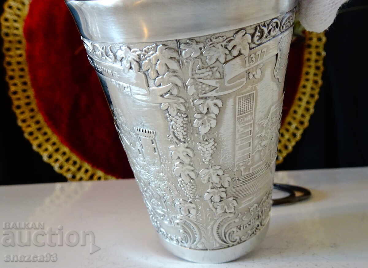 Delivery of Honberg pewter cup. Delivery of Honberg pewter cup.