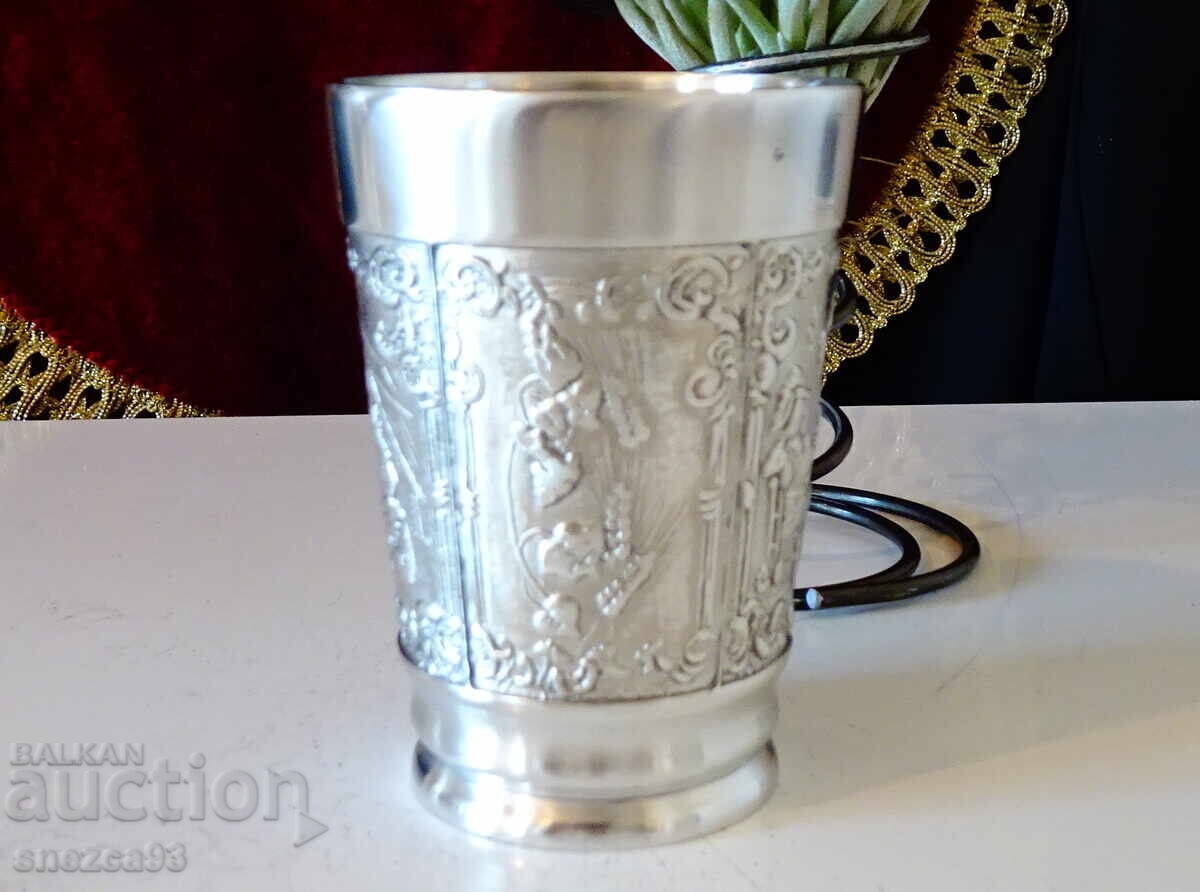 Παράδοση Τσιγκένιο κύπελλο, κυνηγοί.