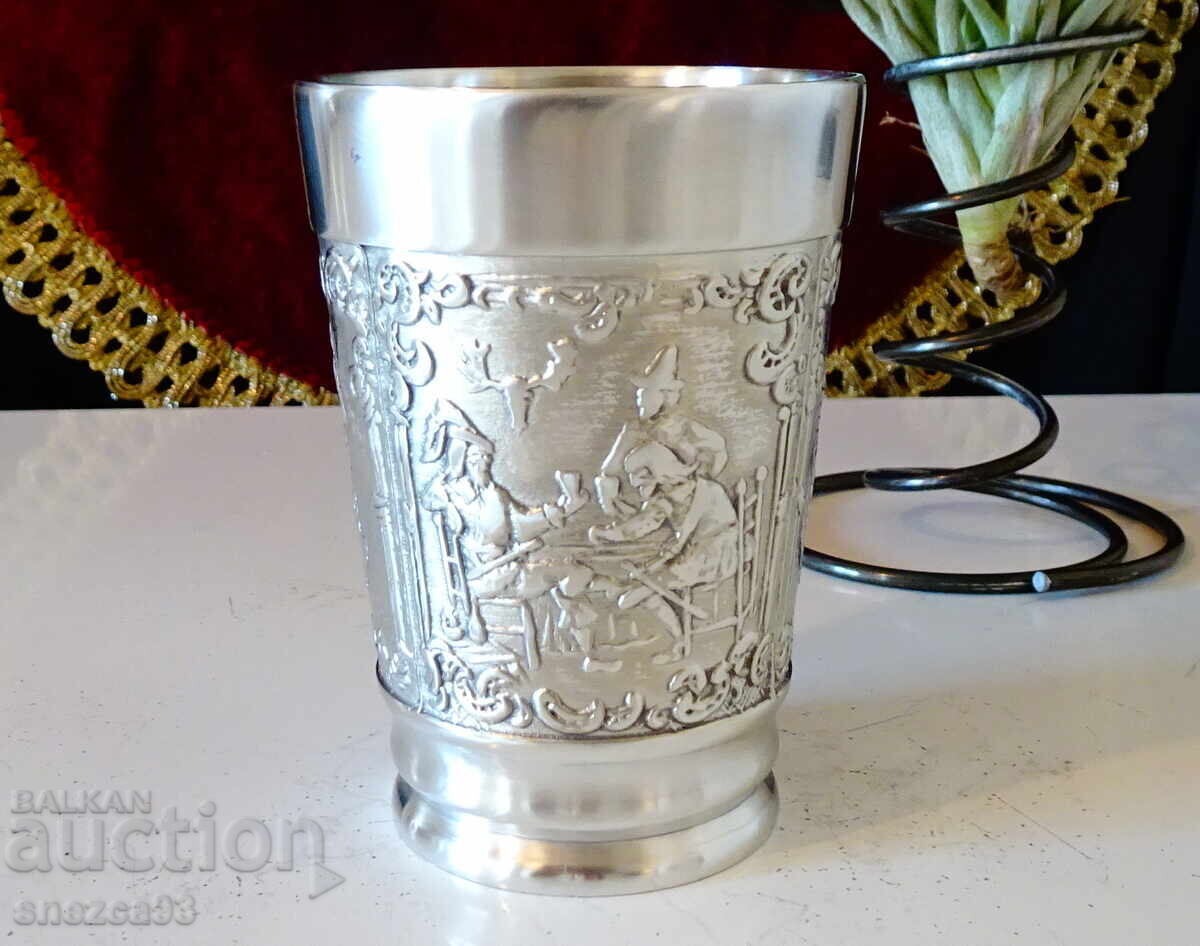 Τσιγκένιο κύπελλο, κυνηγοί.