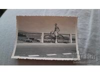 Foto bărbat în pantaloni scurți cu bicicletă de epocă 1939